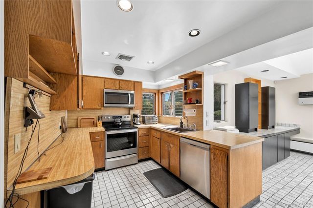 24 Allen Road, Rockville Centre, NY 11570