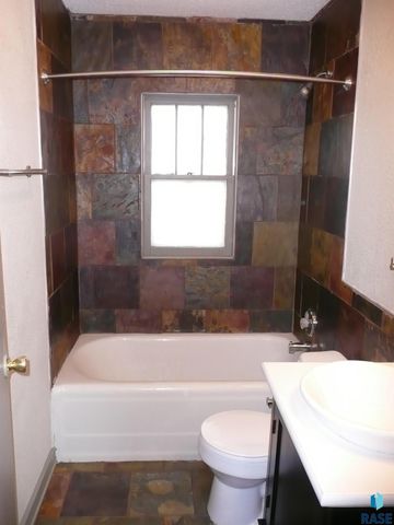 1025 S Wayland Ave Avenue, Sioux Falls, SD 57103