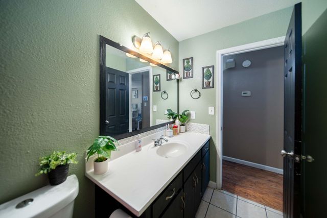 980 S Spruce Street, Tulare, CA 93274