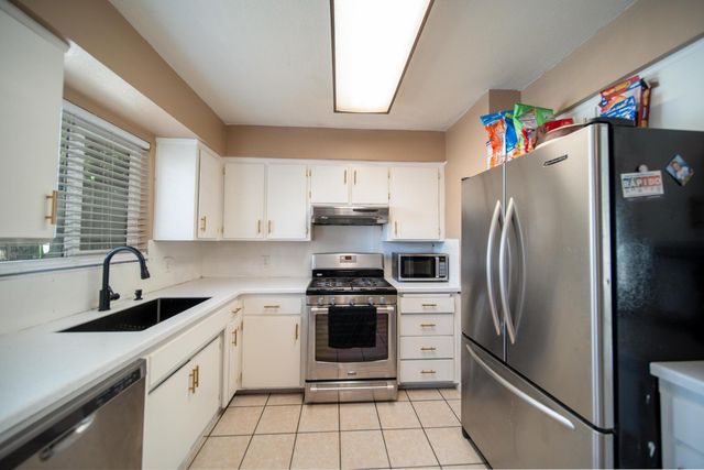 980 S Spruce Street, Tulare, CA 93274