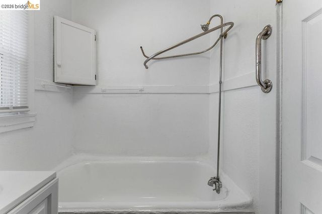 646 42nd St, Oakland, CA 94609