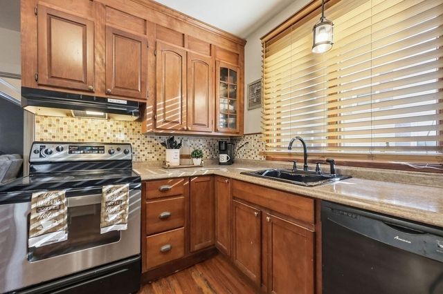 86 Belvidere St, Springfield, MA 01108