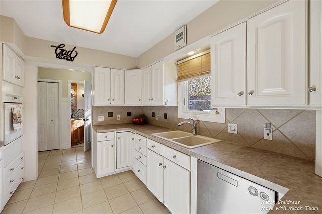 3879 Basswood Drive, Grandville, MI 49418