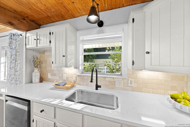 884 Lakebreeze, Canyon Lake, TX 78133