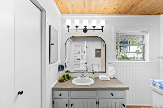 884 Lakebreeze, Canyon Lake, TX 78133