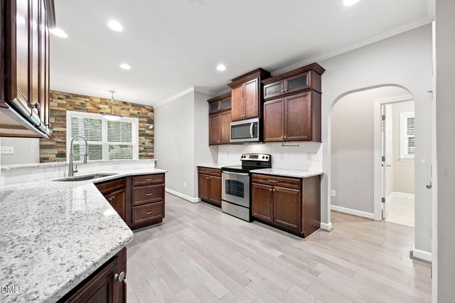 30 Banbury Road W, Zebulon, NC 27597