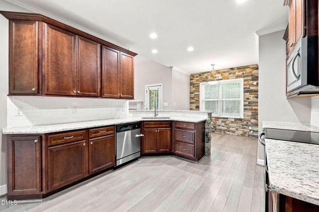 30 Banbury Road W, Zebulon, NC 27597