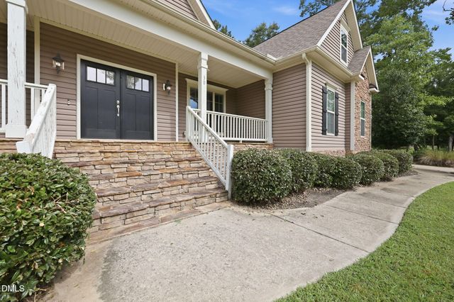 30 Banbury Road W, Zebulon, NC 27597