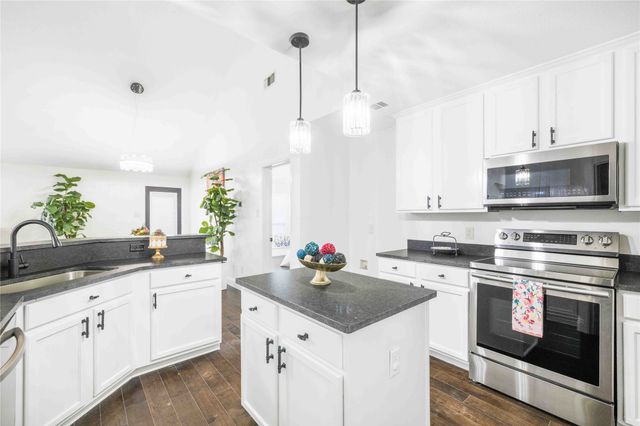 11157 Boulder Ridge Drive, Fort Worth, TX 76140