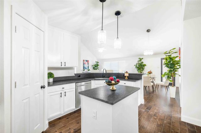 11157 Boulder Ridge Drive, Fort Worth, TX 76140