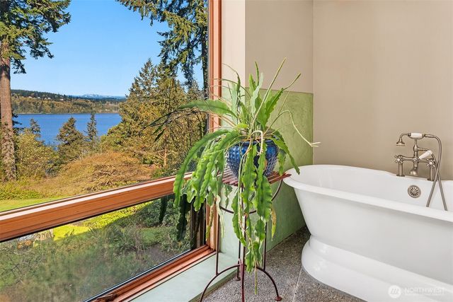 12423 SW 151st St, Vashon, WA 98070