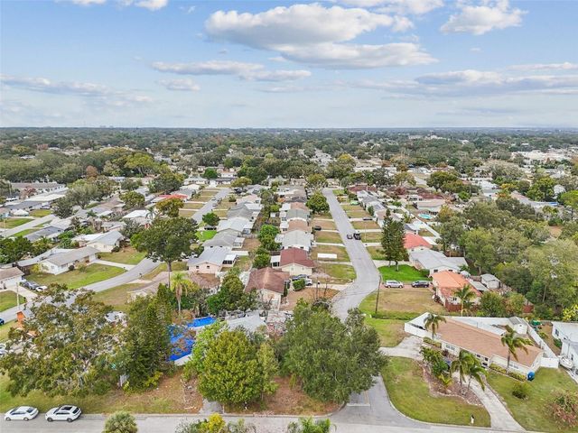 11071 VILLAGE GREEN AVENUE, Seminole, FL 33772