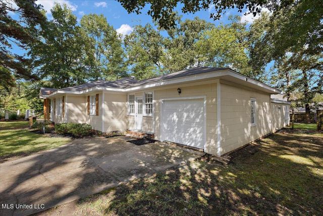 809 Oakwood Drive, Clinton, MS 39056