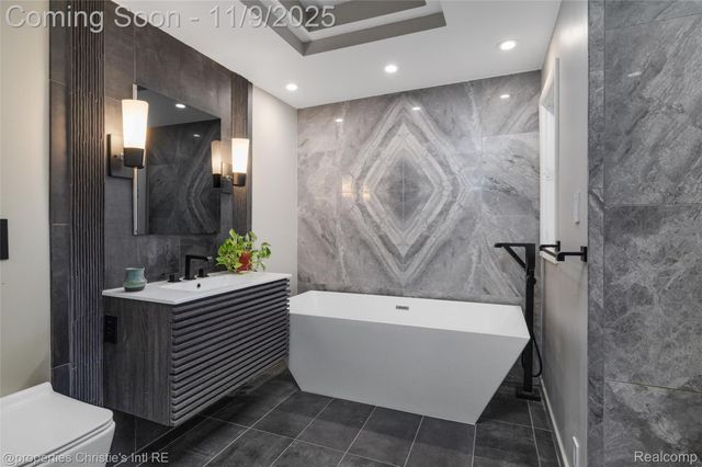 19645 Renfrew Road, Detroit, MI 48221