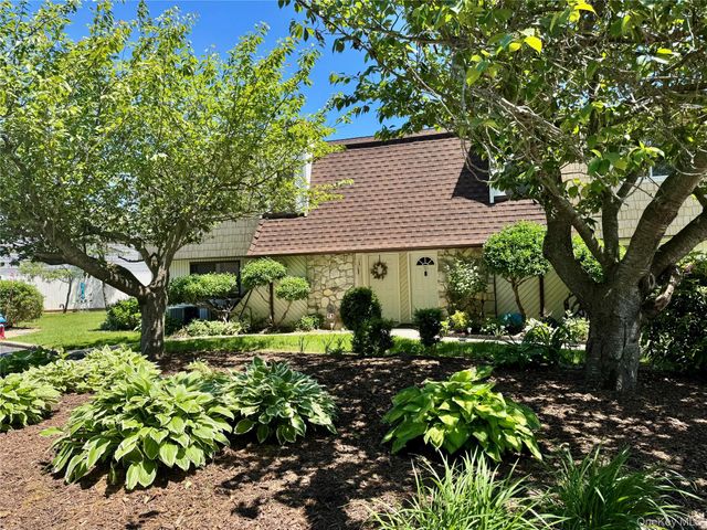 71 Pointe Circle S 71, Coram, NY 11727