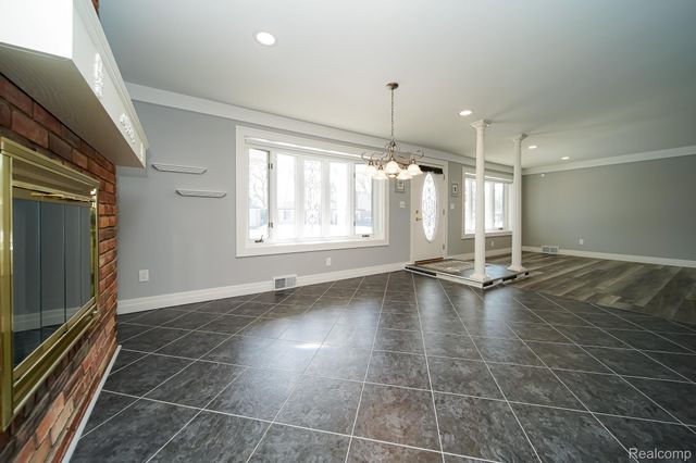 11191 Canterbury Drive, Warren, MI 48093