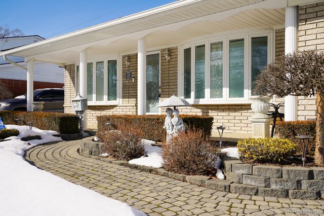 11191 Canterbury Drive, Warren, MI 48093