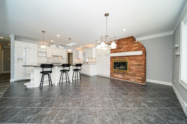 11191 Canterbury Drive, Warren, MI 48093