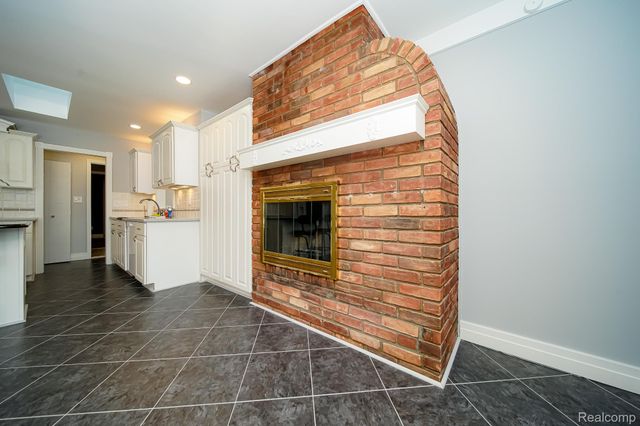 11191 Canterbury Drive, Warren, MI 48093