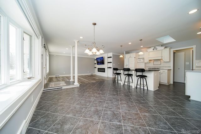 11191 Canterbury Drive, Warren, MI 48093