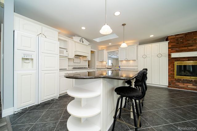 11191 Canterbury Drive, Warren, MI 48093