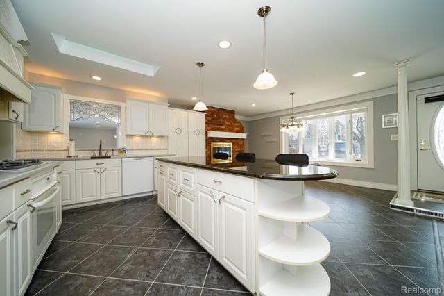 11191 Canterbury Drive, Warren, MI 48093