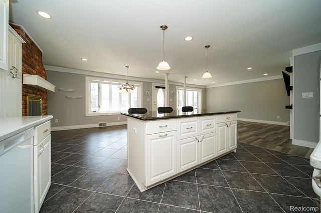 11191 Canterbury Drive, Warren, MI 48093