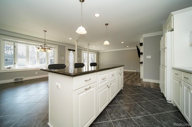 11191 Canterbury Drive, Warren, MI 48093