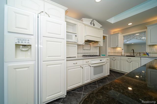 11191 Canterbury Drive, Warren, MI 48093