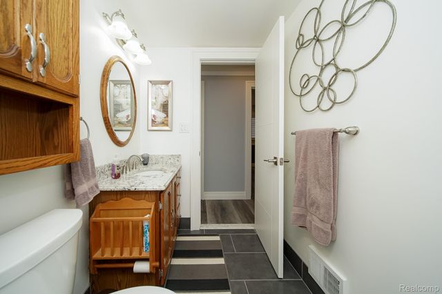 11191 Canterbury Drive, Warren, MI 48093