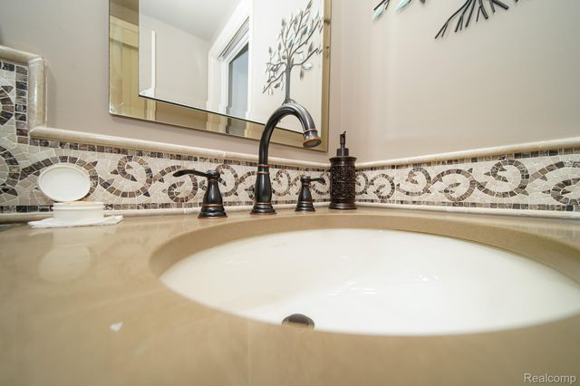 11191 Canterbury Drive, Warren, MI 48093