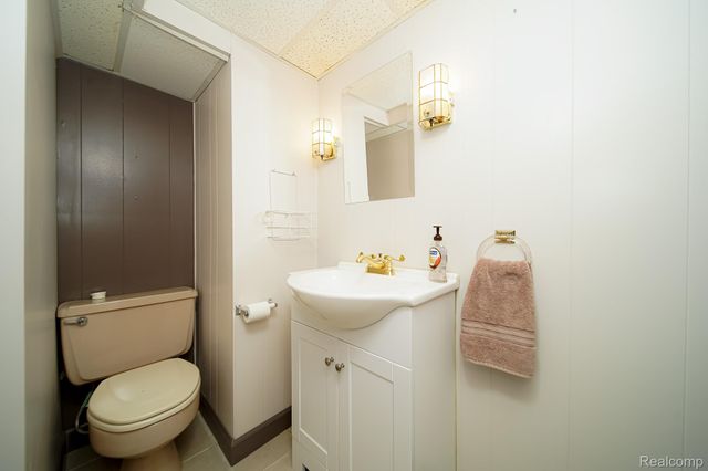 11191 Canterbury Drive, Warren, MI 48093