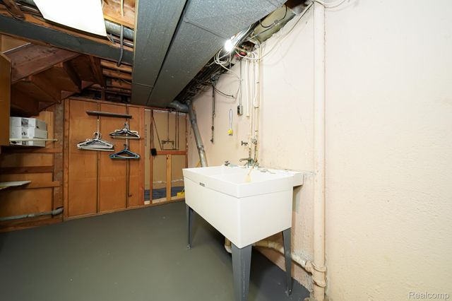 11191 Canterbury Drive, Warren, MI 48093