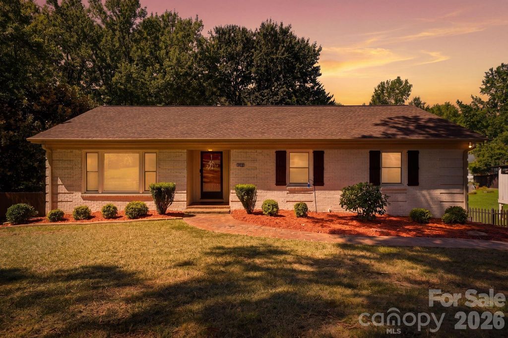 912 Tally Ho Court, Charlotte, NC 28212
