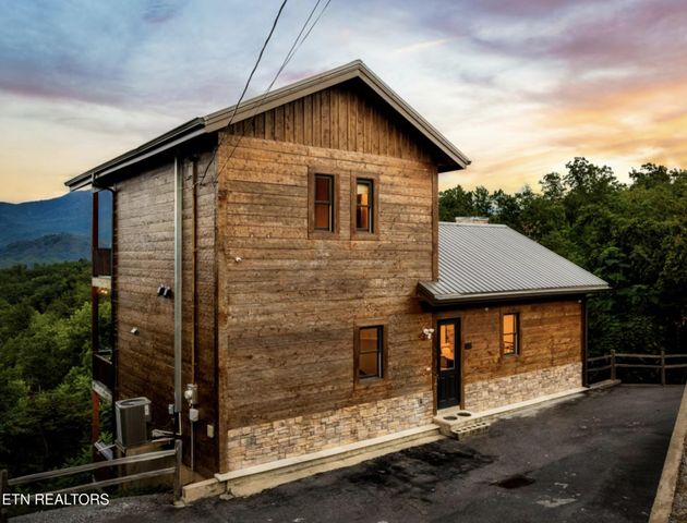 1015 Twin Oaks Rd, Gatlinburg, TN 37738