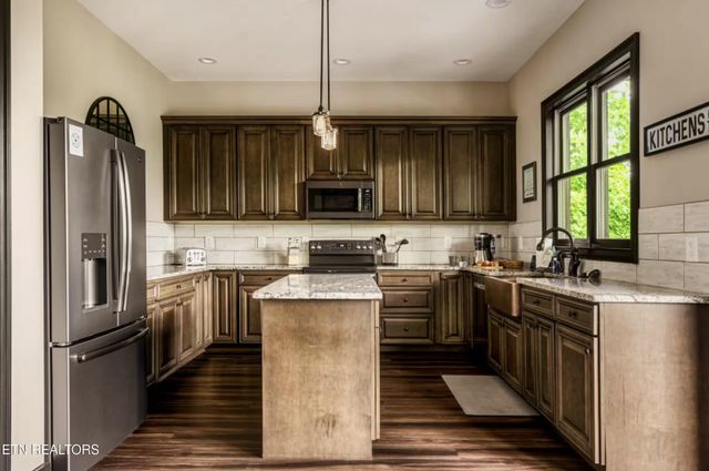 1015 Twin Oaks Rd, Gatlinburg, TN 37738