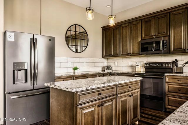 1015 Twin Oaks Rd, Gatlinburg, TN 37738