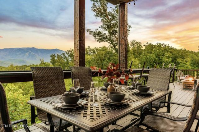 1015 Twin Oaks Rd, Gatlinburg, TN 37738