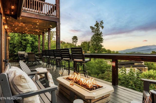 1015 Twin Oaks Rd, Gatlinburg, TN 37738