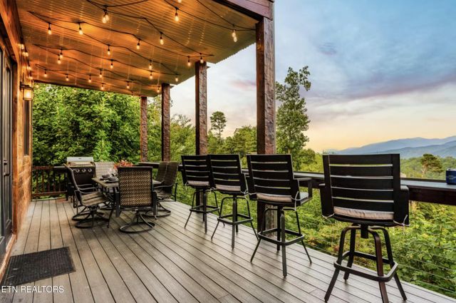 1015 Twin Oaks Rd, Gatlinburg, TN 37738