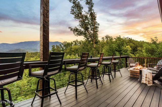 1015 Twin Oaks Rd, Gatlinburg, TN 37738