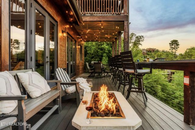 1015 Twin Oaks Rd, Gatlinburg, TN 37738