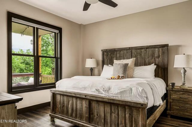 1015 Twin Oaks Rd, Gatlinburg, TN 37738