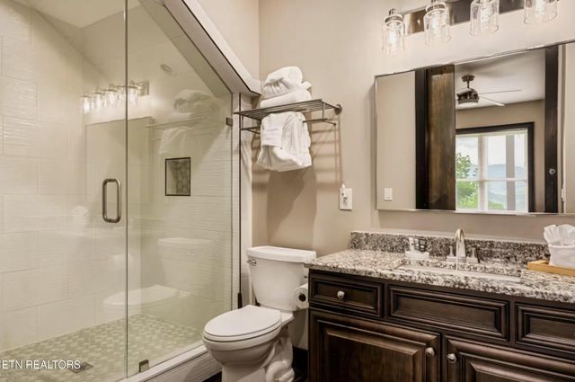 1015 Twin Oaks Rd, Gatlinburg, TN 37738