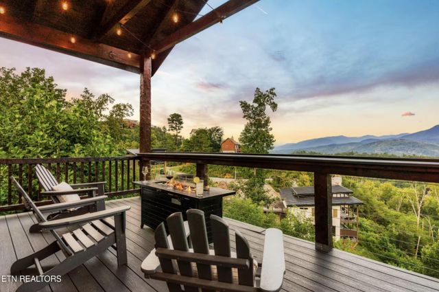 1015 Twin Oaks Rd, Gatlinburg, TN 37738