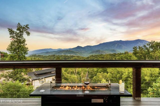 1015 Twin Oaks Rd, Gatlinburg, TN 37738