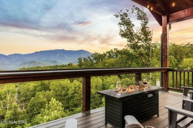 1015 Twin Oaks Rd, Gatlinburg, TN 37738