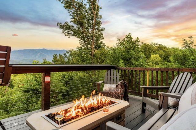 1015 Twin Oaks Rd, Gatlinburg, TN 37738