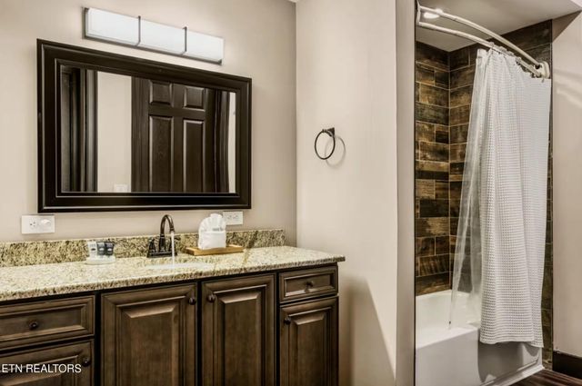 1015 Twin Oaks Rd, Gatlinburg, TN 37738