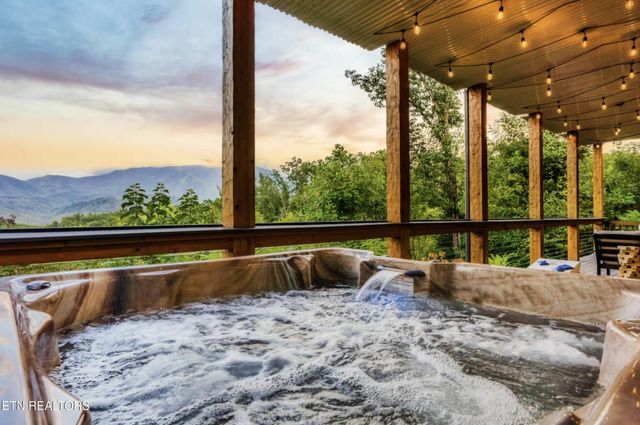 1015 Twin Oaks Rd, Gatlinburg, TN 37738